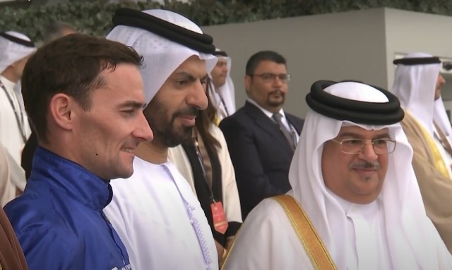 Saeed bin Suroor y Daniel Tudhope junto al Rey en la entrega del Trofeo - Foto: Captura Video